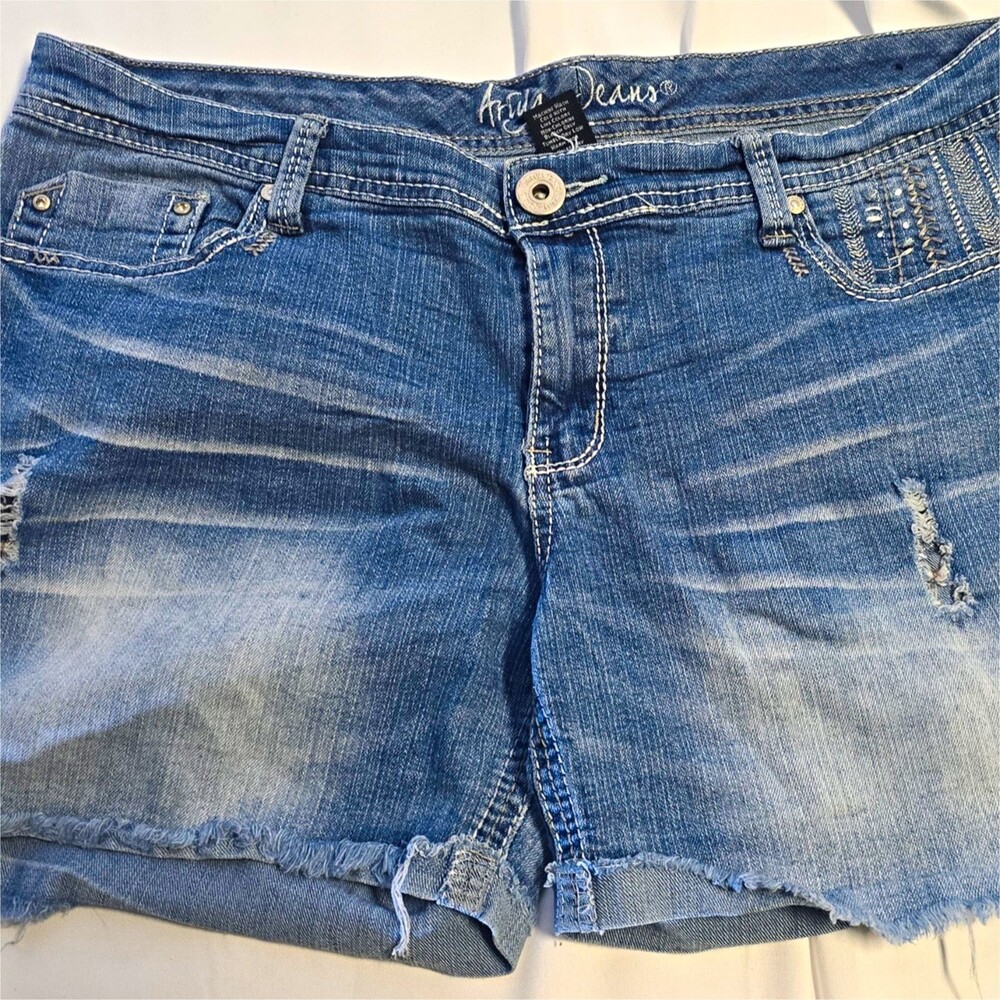 Ariya Jeans Blue Medium Wash Denim Cut-Off Shorts Mid Rise Embroidered 16